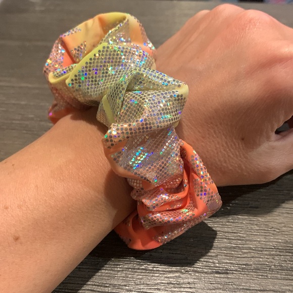 Dew Edit by Kaitlyn Bristowe Scrunchie - Picture 4 of 4